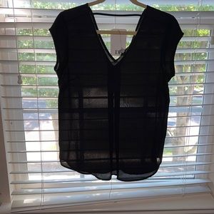 DR2 sheer lightweight V-Neck top in black size small NWT